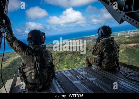 I soldati della XXV divisione di fanteria godere una vista durante un giro sull'isola di Oahu, Hawaii. (Usa foto di Sgt. Sarah D Sangster) Foto Stock