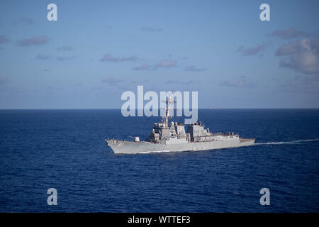 Il guidato-missile destroyer USS Winston S. Churchill (DDG 81) taglia attraverso l'Oceano Atlantico, Sett. 6, 2019. Il S. Winston Churchill è in corso come parte di un comandante, U.S. 2a flotta ordinati sortie prima dell uragano Dorian, che è previsto per portare alta venti e piogge verso la costa est. Le navi sono essendo diretta ad aree nell'Oceano Atlantico dove essi sono meglio postured per storm evasione. (U.S. Foto di Marina di Massa lo specialista di comunicazione di terza classe concedere G. Grady) Foto Stock