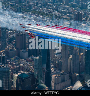 Il Royal Air Force frecce rosse sorvolare la One World Trade Center durante la costruzione di un cavalcavia di multinazionali il Agosto 22, 2019 a Manhattan, New York. La formazione comprendeva la U.S. Air Force F-35una Demo Team, F-22 Demo Team, Thunderbirds e la Royal Air Force frecce rosse. (U.S. Air Force foto di Senior Airman Alexander Cook) Foto Stock