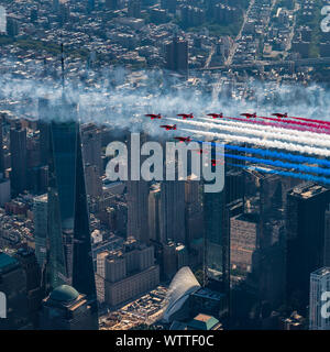 Il Royal Air Force frecce rosse sorvolare la One World Trade Center durante la costruzione di un cavalcavia di multinazionali il Agosto 22, 2019 a Manhattan, New York. La formazione comprendeva la U.S. Air Force F-35una Demo Team, F-22 Demo Team, Thunderbirds e la Royal Air Force frecce rosse. (U.S. Air Force foto di Senior Airman Alexander Cook) Foto Stock