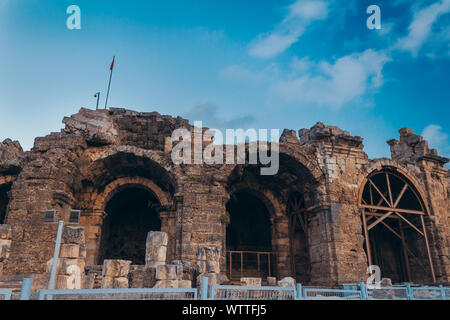 Antico anfiteatro nel lato (Turchia) presso la sera Foto Stock