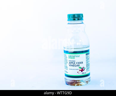 Alberton, Sud Africa - una bottiglia di stile di vita alimentare apple non filtrata di aceto di sidro isolato su una immagine di sfondo bianca con spazio di copia Foto Stock