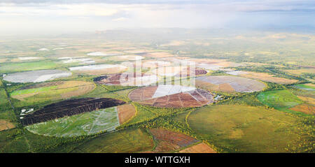 Coloratissimi campi agricoli antenna fuco. Tema di allevamento Foto Stock