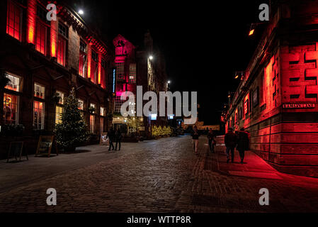 Edimburgo, Scozia, 13 dicembre 2018: la gente camminare lungo il Victoria St. e Ramsay Lane, di notte Circondato da colorati edifici illuminati con c Foto Stock