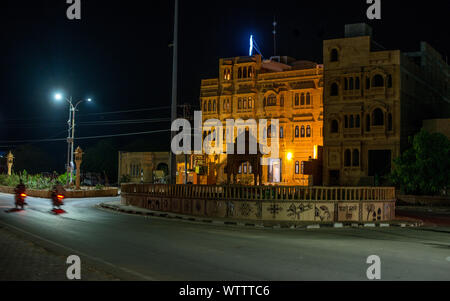 Haweli tradizionale nella città dorata Jaisalmer nella notte - Foto Stock