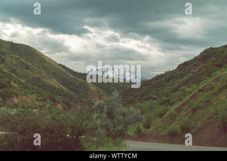 Alpi montagna coperta di neve, Chimgan, Uzbekistan Foto Stock