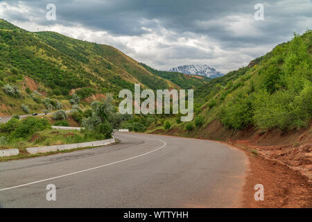 Bella strada in montagna, nuvoloso, Chimgan, Uzbekistan Foto Stock