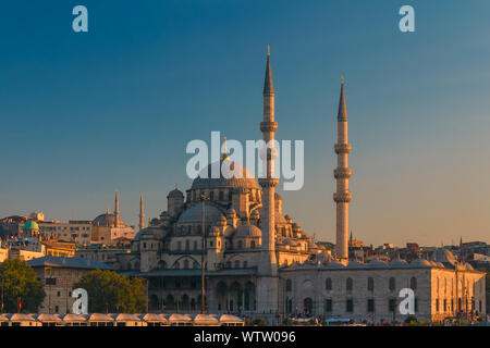 Nuova moschea di Istanbul sul tramonto vicino Bosforo stretto Foto Stock