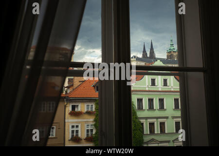 Prag, Cechia. 05 Sep, 2019. Vista da una delle finestre del Palazzo Lobkowicz, la sede dell'Ambasciata tedesca nella Repubblica Ceca, su una parte del panorama di Praga. (A DPA-storia: 30 anni Praga ambasciata) Credito: Gregor Fischer/dpa/Alamy Live News Foto Stock