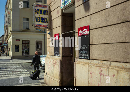 Prag, Cechia. 05 Sep, 2019. Un passante da passeggiate attraverso il centro di Praga in una borsa da viaggio nei pressi della stazione ferroviaria principale. (A DPA-storia: 30 anni Praga ambasciata) Credito: Gregor Fischer/dpa/Alamy Live News Foto Stock