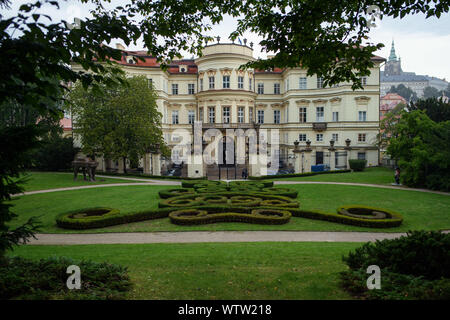 Prag, Cechia. 05 Sep, 2019. Vista esterna del Palais Lobkowicz, la sede dell'Ambasciata tedesca nella Repubblica Ceca. Dal mese di agosto 1989 rifugiati dell'ex Repubblica democratica tedesca hanno cercato rifugio qui. (A DPA-storia: 30 anni Praga ambasciata) Credito: Gregor Fischer/dpa/Alamy Live News Foto Stock