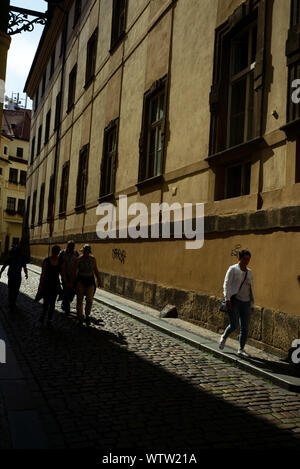 Prag, Cechia. 05 Sep, 2019. I turisti a piedi lungo i sentieri attraverso la Città Vecchia nel centro di Praga. (A DPA-storia: 30 anni Praga ambasciata) Credito: Gregor Fischer/dpa/Alamy Live News Foto Stock