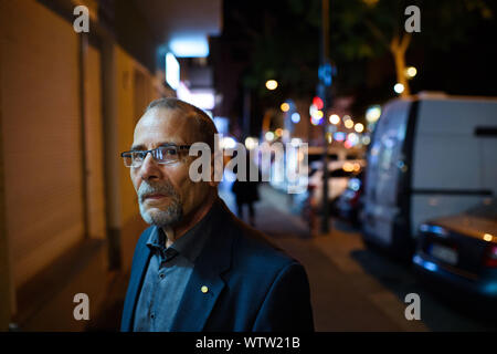 Berlino, Germania. 04 Sep, 2019. Peter-Christian cittadino, testimonianza contemporanea e membro della Bundesstiftung Aufarbeitung der SED dittatura, passeggiate attraverso una via nel quartiere berlinese di Friedrichshain dopo una giornata di lavoro alla luce di una lampada di strada. Il suo volto è illuminato da una scritta al neon. (A DPA-storia: 30 anni Praga ambasciata) Credito: Gregor Fischer/dpa/Alamy Live News Foto Stock