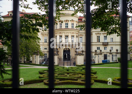 Prag, Cechia. 05 Sep, 2019. Vista esterna del Palais Lobkowicz, la sede dell'Ambasciata tedesca nella Repubblica Ceca. Dal mese di agosto 1989 rifugiati dell'ex Repubblica democratica tedesca hanno cercato rifugio qui. (A DPA-storia: 30 anni Praga ambasciata) Credito: Gregor Fischer/dpa/Alamy Live News Foto Stock