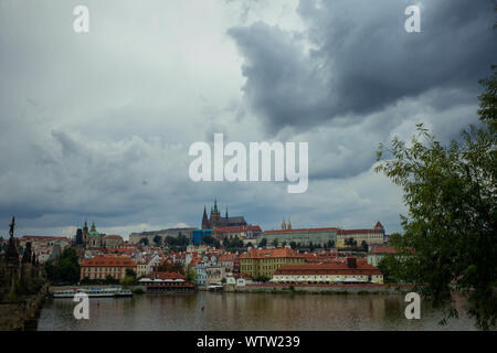 Prag, Cechia. 05 Sep, 2019. Il panorama della Città Vecchia di Praga nella Repubblica ceca si erge sopra il fiume Moldava mentre oscura pioggia nuvole si stanno radunando in cielo. (A DPA-storia: 30 anni Praga ambasciata) Credito: Gregor Fischer/dpa/Alamy Live News Foto Stock