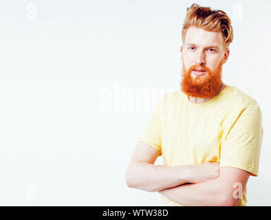 Ritratto di giovane barbuto hipster guy sorridente su sfondo bianco close up isolato, reale dello stile di vita moderno concetto di persone Foto Stock