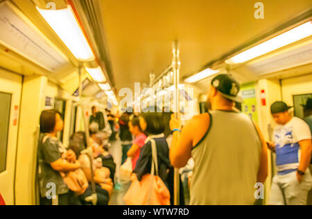 Immagini sfocate di un passeggero treno della metropolitana Foto Stock