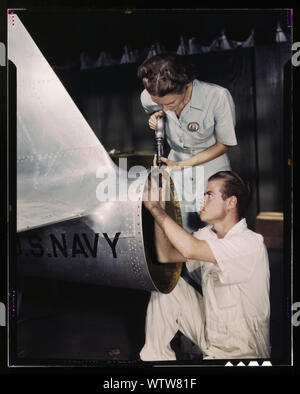 La signora Virginia Davis, una rivettatrice nel montaggio e riparazione del dipartimento della Naval Air Base, sovrintende Chas. Potter, un NYA partecipante dal Michigan; Corpus Christi, Texas Foto Stock