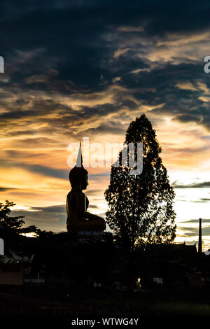 Tramonto dietro il Wat Lad Pha Dook , il Tempio a Nonthaburi , della Thailandia. Foto Stock