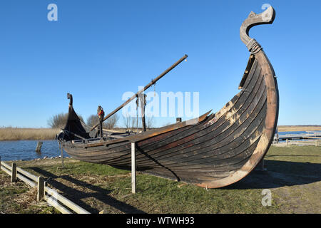 Legno vecchio Viking barca sulla riva del mare Foto Stock