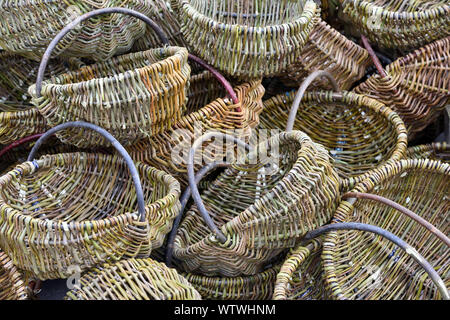 Inghirlandato tradizionali ceste in la fiera artigianale Kaziukas. Vilnius, Lituania Foto Stock