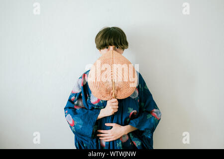 Giovane donna in kimono orientali in studio Foto Stock