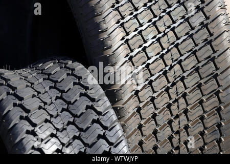 Grande carrello a ruote pneumatici neri closeup Foto Stock