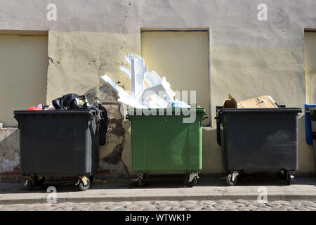 Contenitori con l'immondizia nella città vecchia di Vilnius Foto Stock