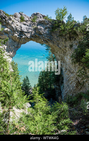 Vista di Arch Rock dal di sopra guardando in giù verso il Lago Huron Foto Stock