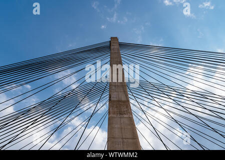 Moderno ponte di sospensione. Dettaglio della torre e cavi di acciaio. Barrios De Luna, Castiglia e Leon, Spagna. Foto Stock