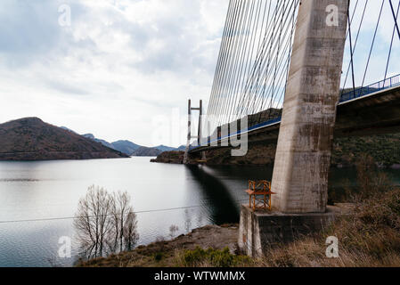 Sospensione moderno ponte attraverso il serbatoio a Los Barrios De Luna in Castiglia e Leon, Spagna. Foto Stock