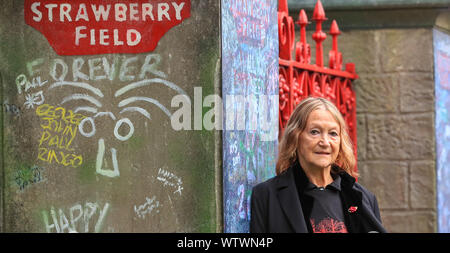 È sotto embargo per 0001 venerdì 13 settembre di John Lennon e la sorella di presidente onorario della fragola progetto campo Julia Baird, durante la fase di apertura dell'ex campo di fragole bambini in casa Liverpool, reso celebre da una canzone dei Beatles, come si apre al pubblico per la prima volta in 70 anni. Foto Stock