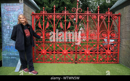 È sotto embargo per 0001 venerdì 13 settembre di John Lennon e la sorella di presidente onorario della fragola progetto campo Julia Baird, durante la fase di apertura dell'ex campo di fragole bambini in casa Liverpool, reso celebre da una canzone dei Beatles, come si apre al pubblico per la prima volta in 70 anni. Foto Stock