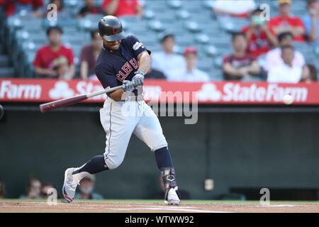 Settembre 11, 2019: Cleveland Indians shorstop Francisco Lindor (12) fa contatto in corrispondenza della piastra durante il gioco tra il Cleveland Indians e il Los Angeles gli angeli di Anaheim presso Angel Stadium di Anaheim, CA, (foto di Peter Joneleit, Cal Sport Media) Foto Stock