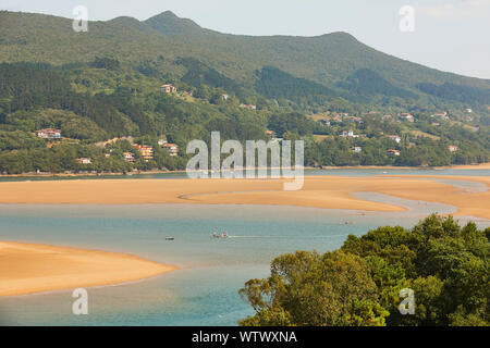 Paese basco paesaggio nella Riserva della Biosfera di Urdaibai estuario. Euskadi, Spagna Foto Stock