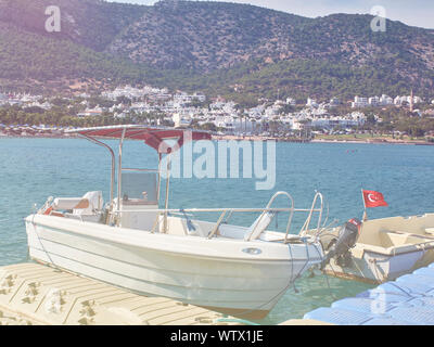 Yacht ormeggiati nel mare tropicale laguna. Crociera Privata barche nel pomeriggio soleggiato. Tisan, Mersin provincia, Turchia. Foto Stock