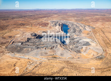 Ora chiuso miniera di carbone a Leigh Creek, Sud Australia, antenna shot Foto Stock