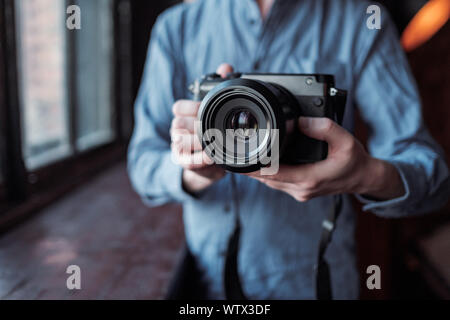 Mosca, Russia - 14 Marzo 2019: Fujifilm GFX50s fotocamera, Fujifilm Mirrorless. Close-up della mano che tiene la fotocamera. Fotocamera Mirrorless vicino fino in mano o Foto Stock