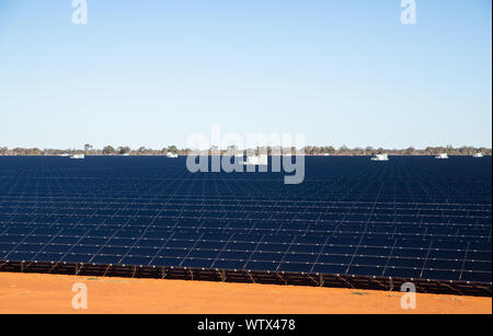 Pannelli solari presso un impianto solare in Nyngan Nuovo Galles del Sud. Foto Stock