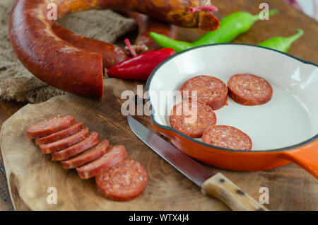 Bagno turco salsiccia sucuk le fette su un tagliere per la prima colazione Foto Stock