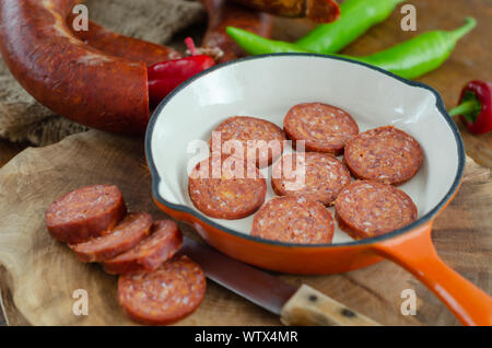 Bagno turco salsiccia sucuk le fette su una padella per la prima colazione Foto Stock