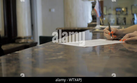 Gli ospiti di ottenere la key card in hotel. Foto Stock