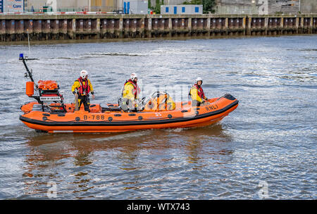 Great Yarmouth, Norfolk, Regno Unito - 08 settembre 2019. Great Yarmouth e Gorleston onshore scialuppa di salvataggio completo con tre maschi i membri dell'equipaggio provenienti da moor Foto Stock