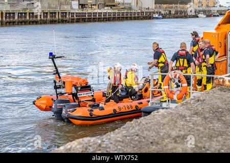 Great Yarmouth, Norfolk, Regno Unito - 08 settembre 2019. Great Yarmouth e Gorleston scialuppa di salvataggio onshore e offshore barca vita fianco a fianco in Great Yarmouth p Foto Stock