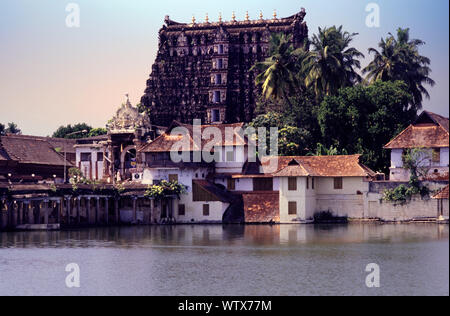 Vista generale del 16 ° secolo Sree Padmanabhaswamy Tempio dedicato a Lord Vishnu costruito in stile Chera con influenze Dravidiane situato in Thiruvananthapuram precedentemente noto come Trivandrum la capitale dello stato indiano meridionale del Kerala India Foto Stock