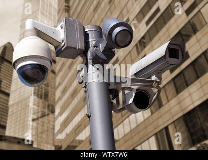 Circuito chiuso telecamera multi-angolo sistema TVCC sullo sfondo dell'ambiente urbano. Sicurezza. Foto Stock