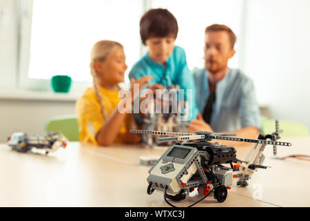 Modello di un elicottero in piedi alla lezione di scienze. Foto Stock