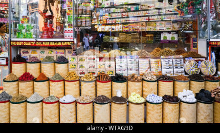 Dubai, Emirati Arabi Uniti - 11 Novembre 2018: vista frontale del souk delle spezie in Deira City la vendita di tutti i tipi di spezie e erbe aromatiche. Foto Stock