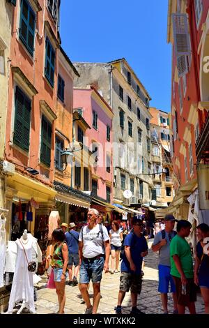 Strada trafficata scena,Corfu Old Town,,Corfu Corfu,Kerkira,Grecia,Isole Ionie Foto Stock