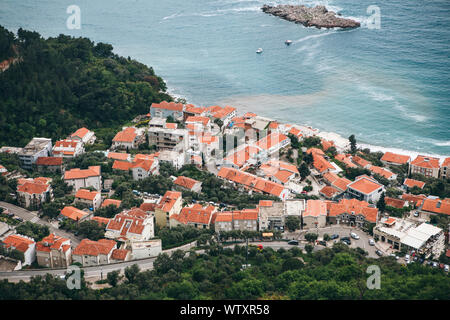 Splendida vista panoramica del mare, le isole e le città costiere in Montenegro. Foto Stock